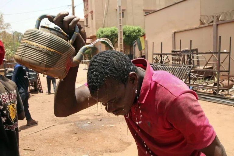 Fighting-the-heat-wave-in-Mali-1_1792757930-768x511-1